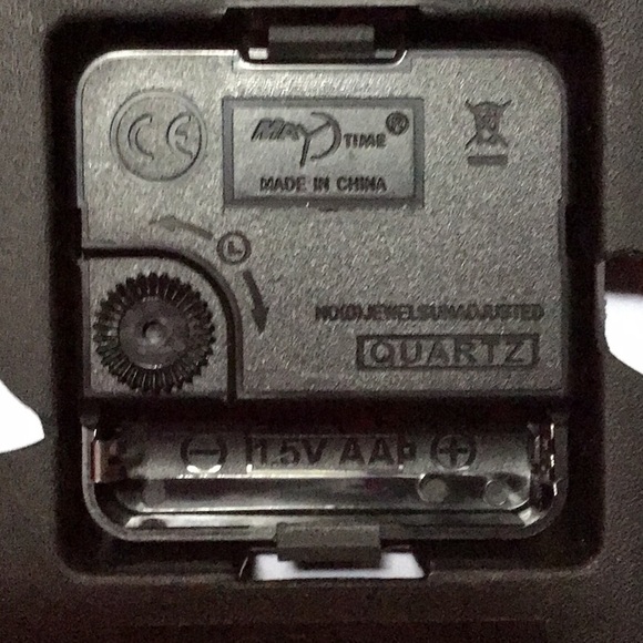 Disney Minnie Mouse Pink & Blue Heart Bow Battery Wall Clock With Second Hand - Picture 7 of 7